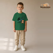 T-Shirt für Jungen in Grün mit Motiv „Mini Doc“, getragen von einem Kind – Wunderknirps.
