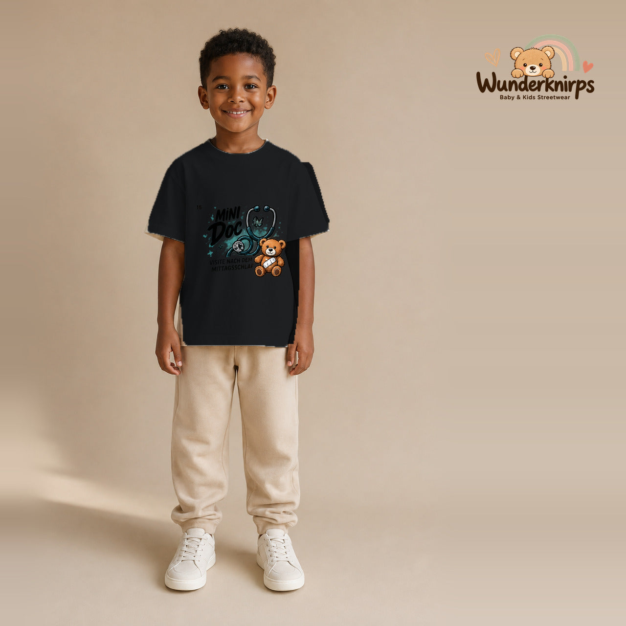 T-Shirt für Jungen in Schwarz mit Motiv „Mini Doc“, getragen von einem Kind – Wunderknirps.