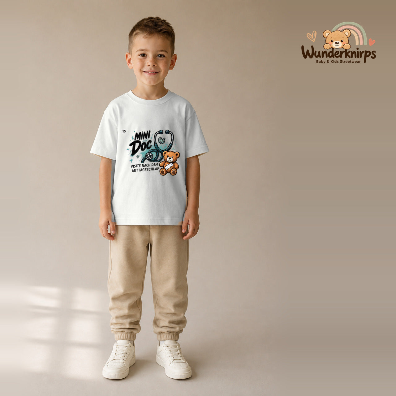 T-Shirt für Jungen in Weiß mit Motiv „Mini Doc“, getragen von einem Kind – Wunderknirps.