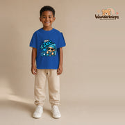 T-Shirt für Jungen in Blau mit Motiv „Mini Doc“, getragen von einem Kind – Wunderknirps.