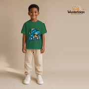T-Shirt für Jungen in Grün mit Motiv „Mini Doc“, getragen von einem Kind – Wunderknirps.
