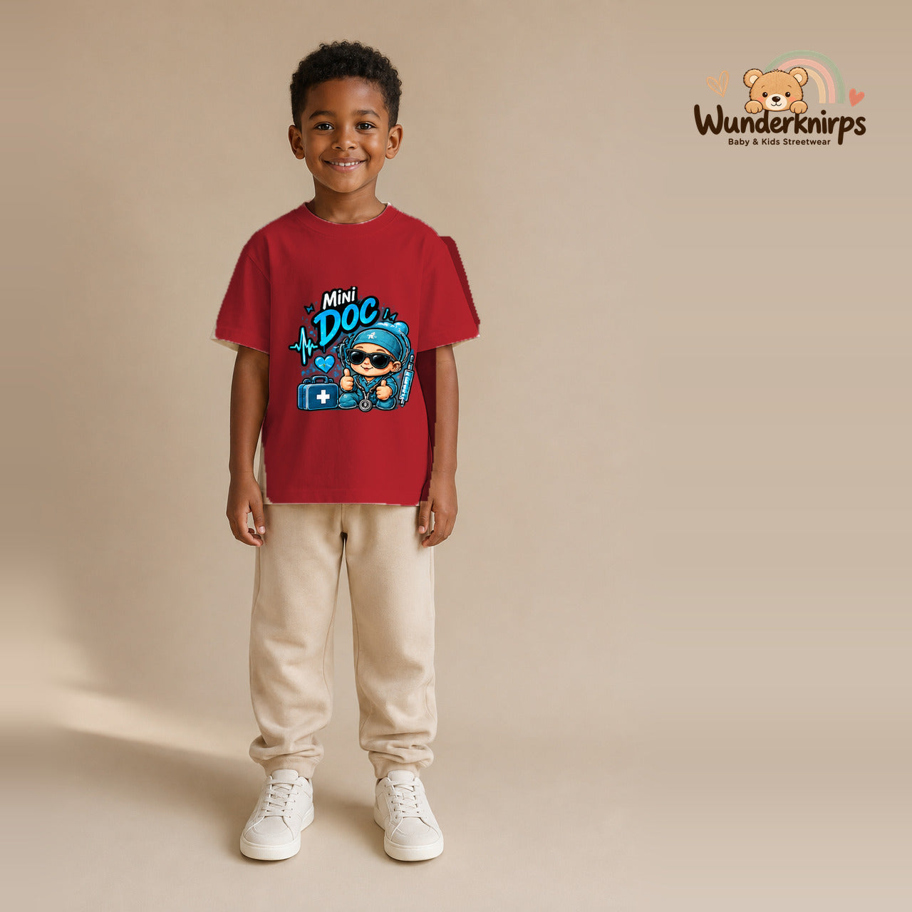 T-Shirt für Jungen in Rot mit Motiv „Mini Doc“, getragen von einem Kind – Wunderknirps.
