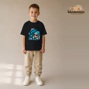T-Shirt für Jungen in Schwarz mit Motiv „Mini Doc“, getragen von einem Kind – Wunderknirps.