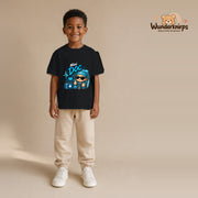 T-Shirt für Jungen in Schwarz mit Motiv „Mini Doc“, getragen von einem Kind – Wunderknirps.