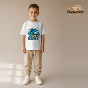 T-Shirt für Jungen in Weiß mit Motiv „Mini Doc“, getragen von einem Kind – Wunderknirps.