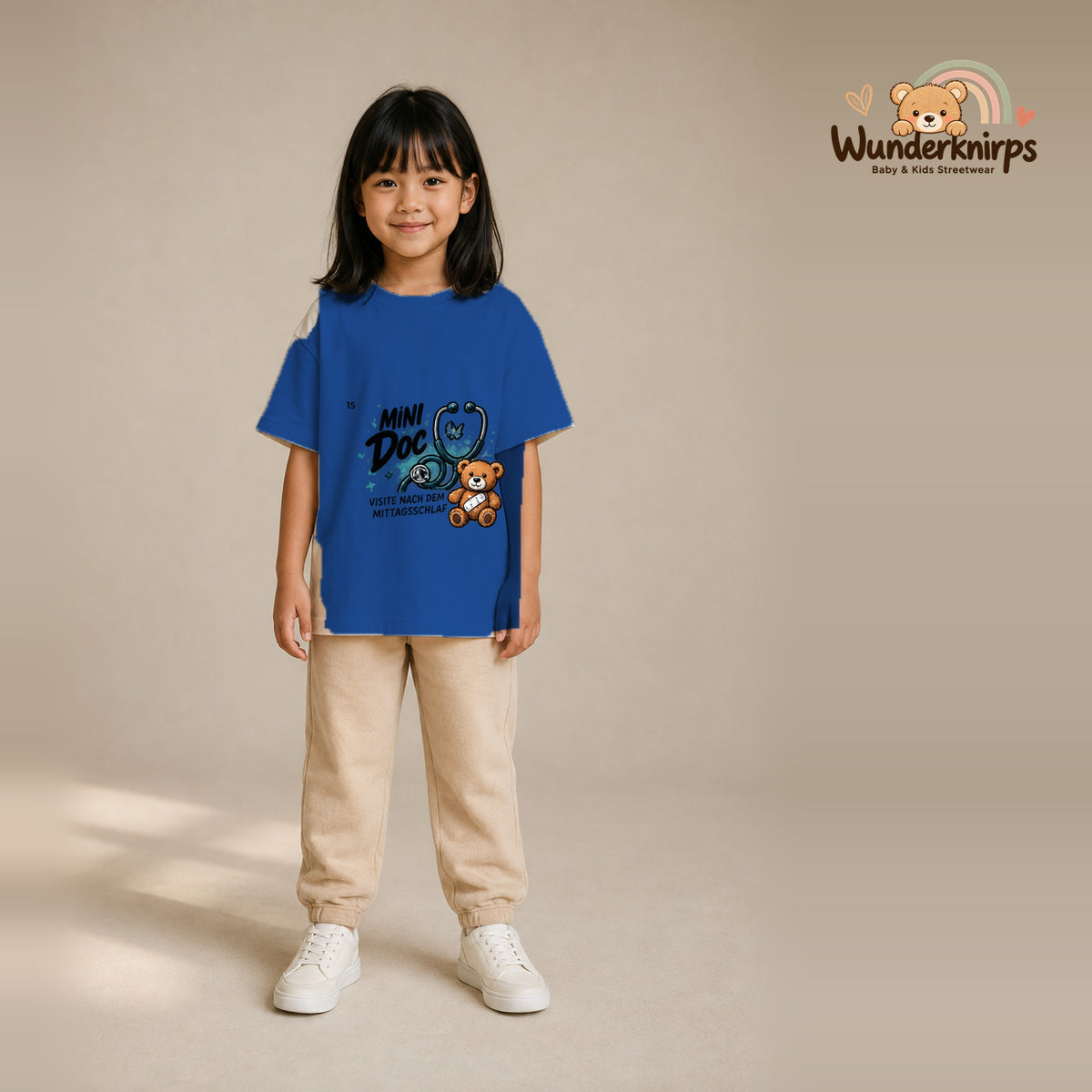 T-Shirt für Mädchen in Blau mit Motiv „Mini Doc“, getragen von einem Kind – Wunderknirps.