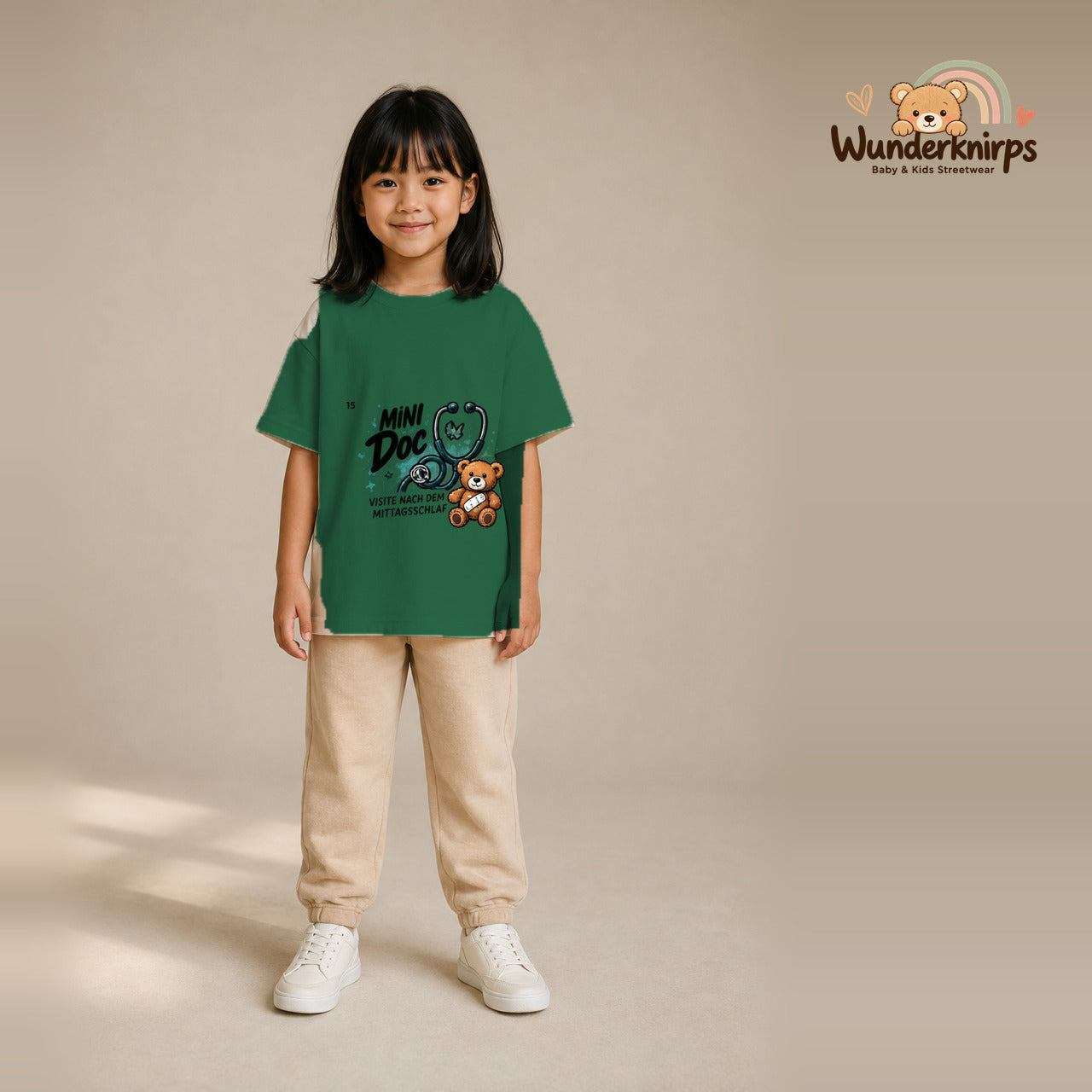 T-Shirt für Mädchen in Grün mit Motiv „Mini Doc“, getragen von einem Kind – Wunderknirps.