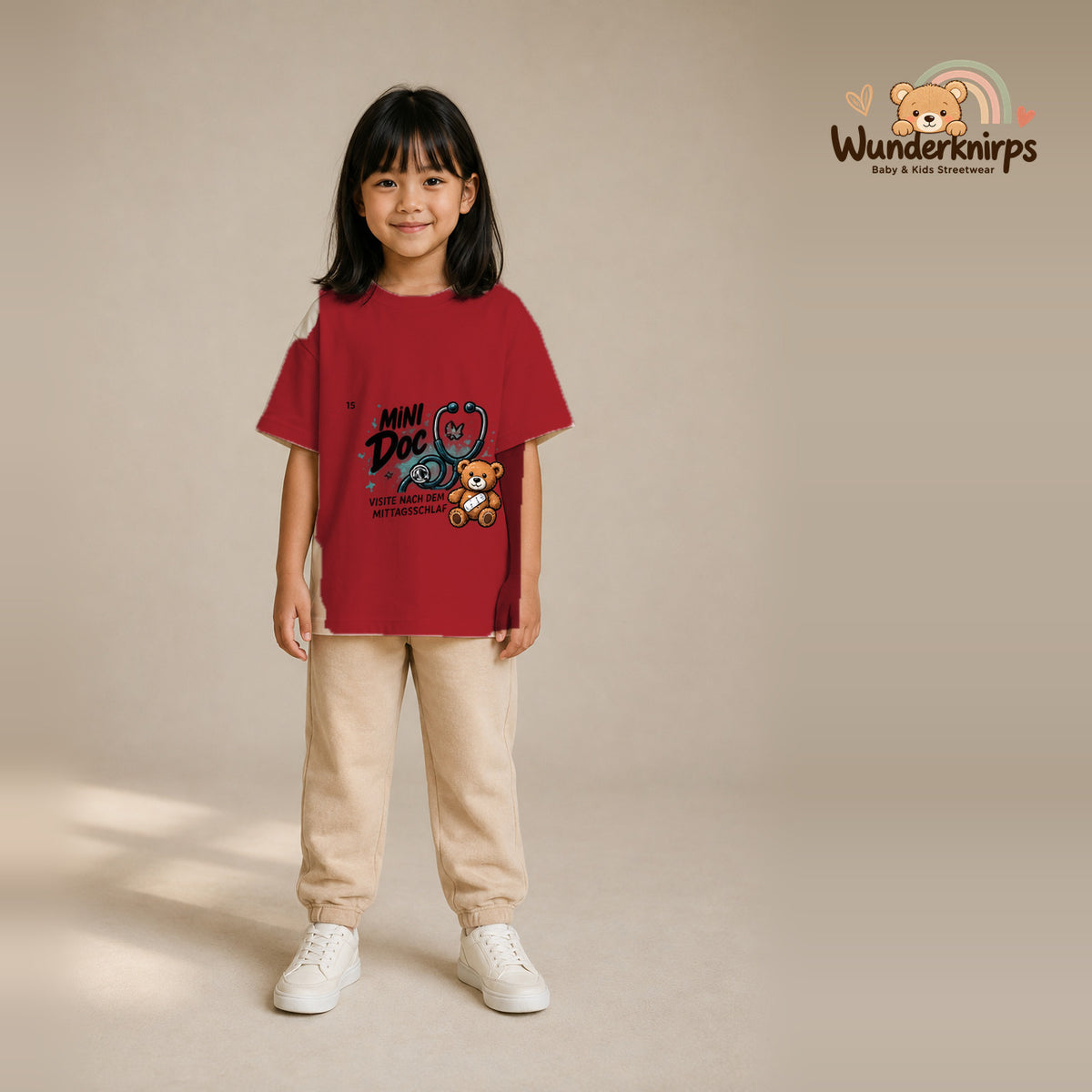 T-Shirt für Mädchen in Rot mit Motiv „Mini Doc“, getragen von einem Kind – Wunderknirps.