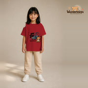 T-Shirt für Mädchen in Rot mit Motiv „Mini Doc“, getragen von einem Kind – Wunderknirps.