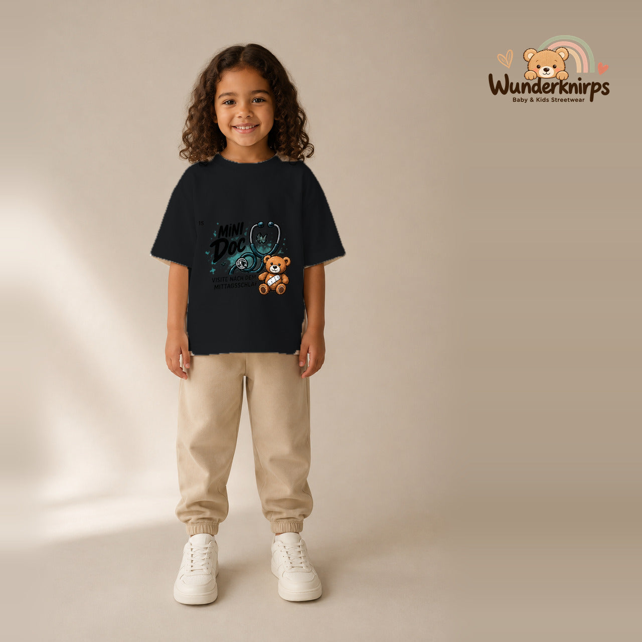 T-Shirt für Mädchen in Schwarz mit Motiv „Mini Doc“, getragen von einem Kind – Wunderknirps.