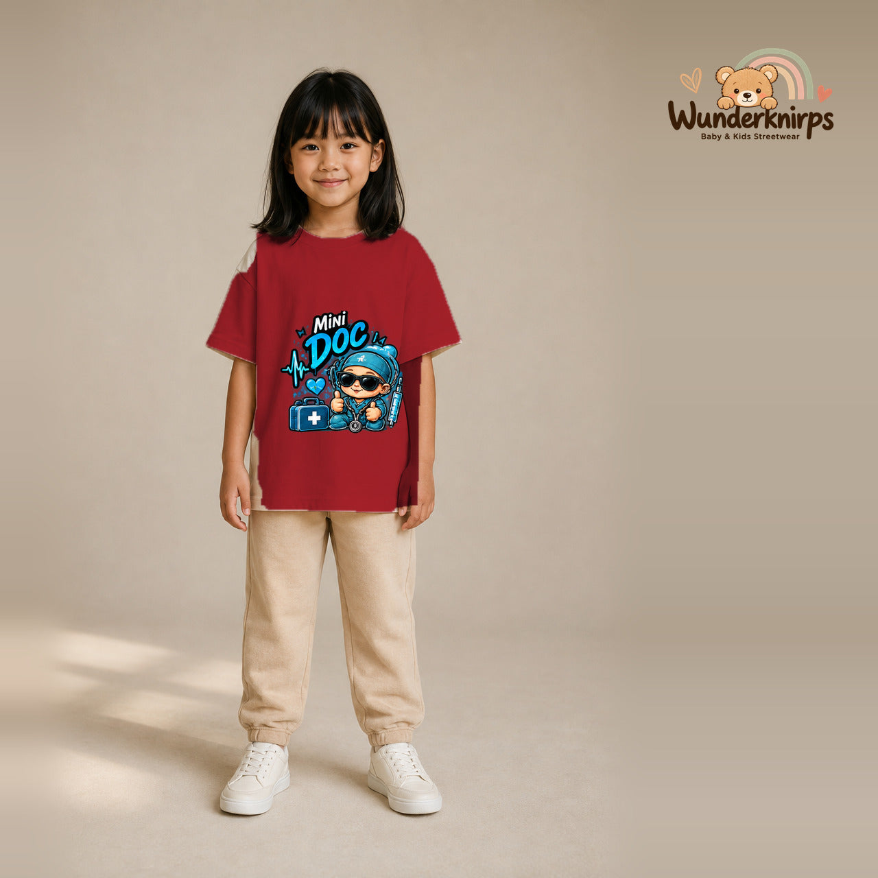T-Shirt für Mädchen in Rot mit Motiv „Mini Doc“, getragen von einem Kind – Wunderknirps.