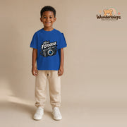 T-Shirt für Jungen in Blau mit Motiv „Mini Fotograf“, getragen von einem Kind – Wunderknirps.
