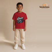 T-Shirt für Jungen in Rot mit Motiv „Mini Fotograf“, getragen von einem Kind – Wunderknirps.