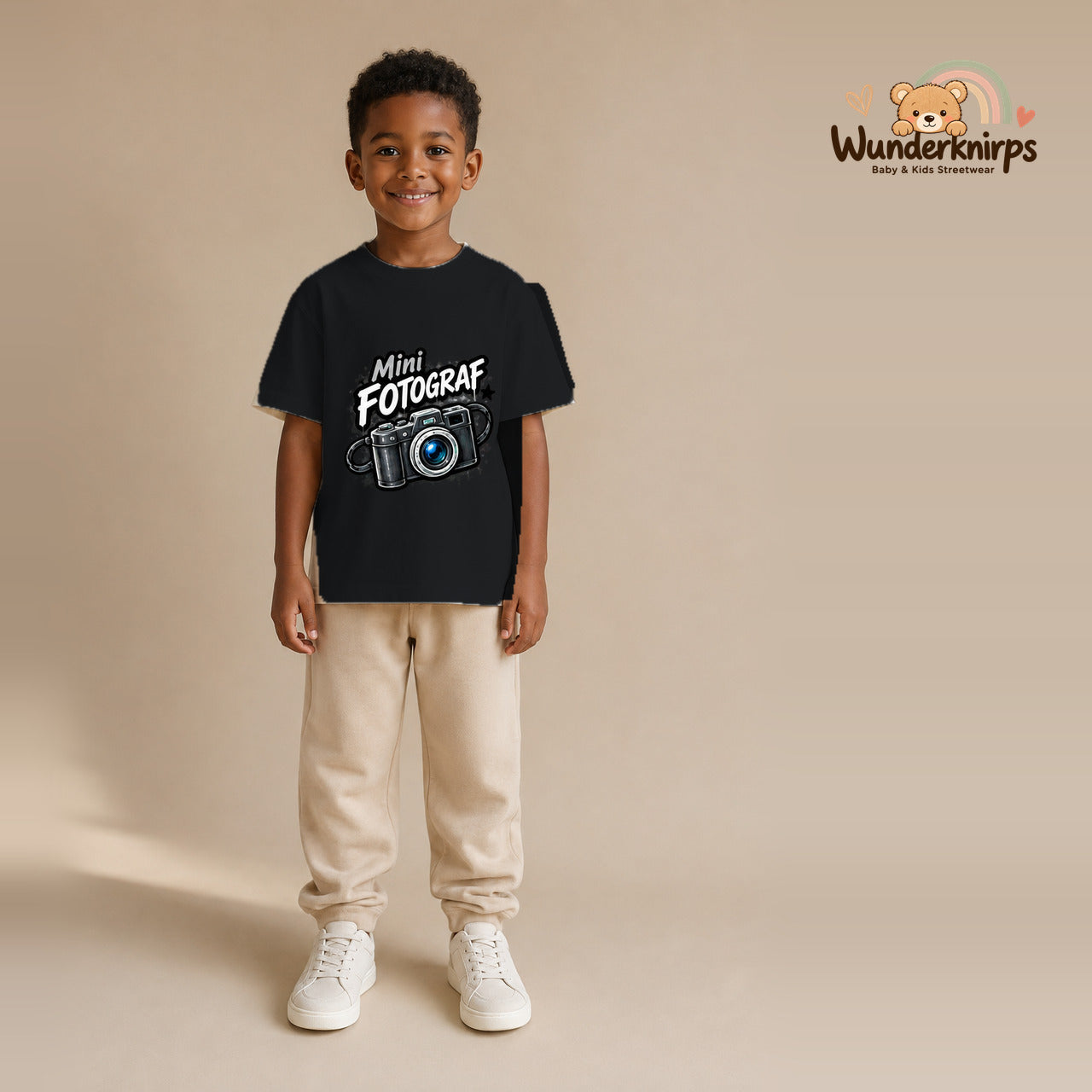 T-Shirt für Jungen in Schwarz mit Motiv „Mini Fotograf“, getragen von einem Kind – Wunderknirps.