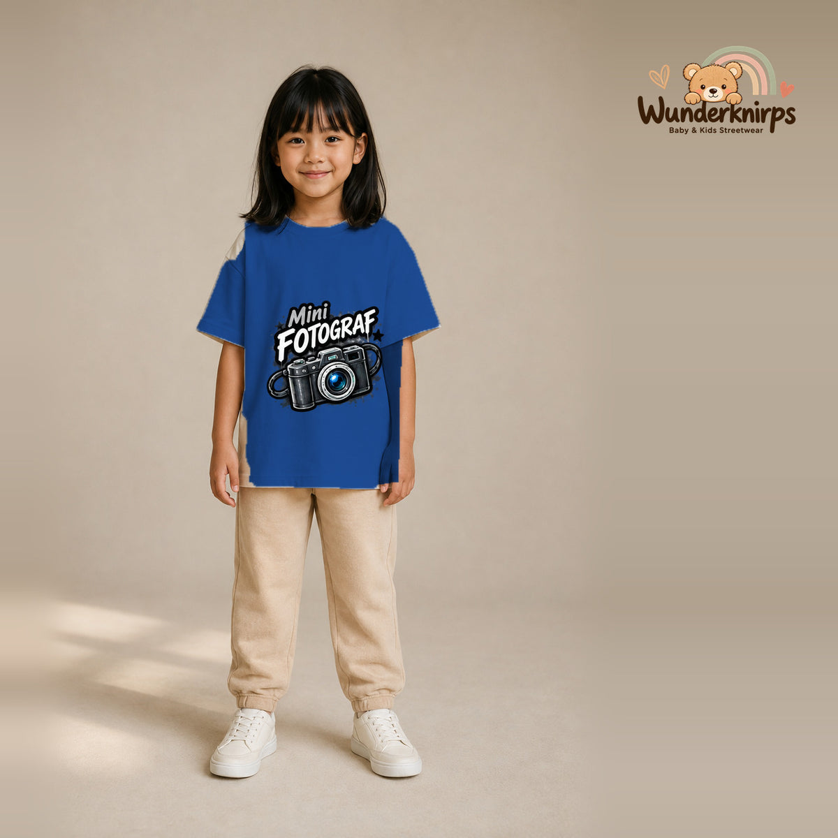 T-Shirt für Mädchen in Blau mit Motiv „Mini Fotograf“, getragen von einem Kind – Wunderknirps.