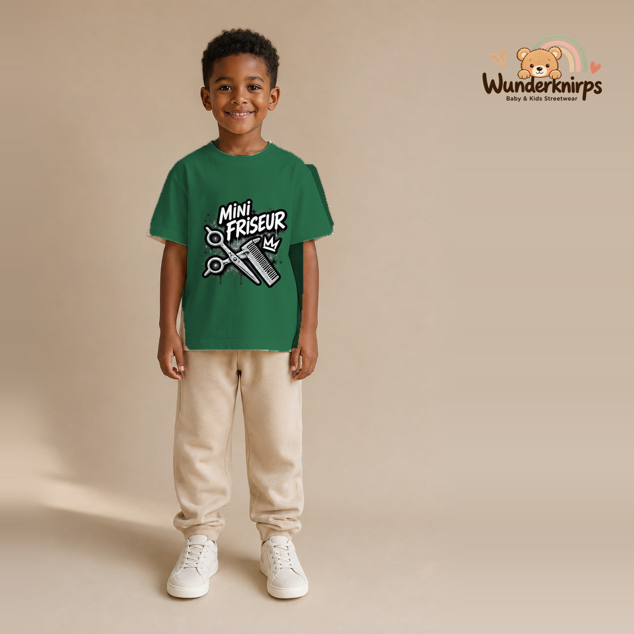 T-Shirt für Jungen in Grün mit Motiv „Mini Friseur“, getragen von einem Kind – Wunderknirps.