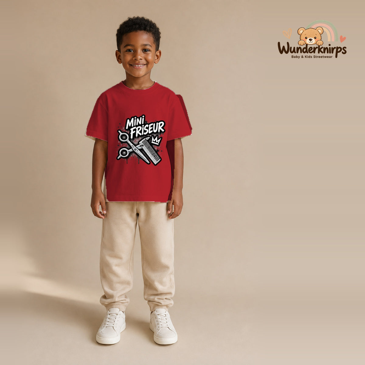 T-Shirt für Jungen in Rot mit Motiv „Mini Friseur“, getragen von einem Kind – Wunderknirps.