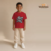 T-Shirt für Jungen in Rot mit Motiv „Mini Friseur“, getragen von einem Kind – Wunderknirps.