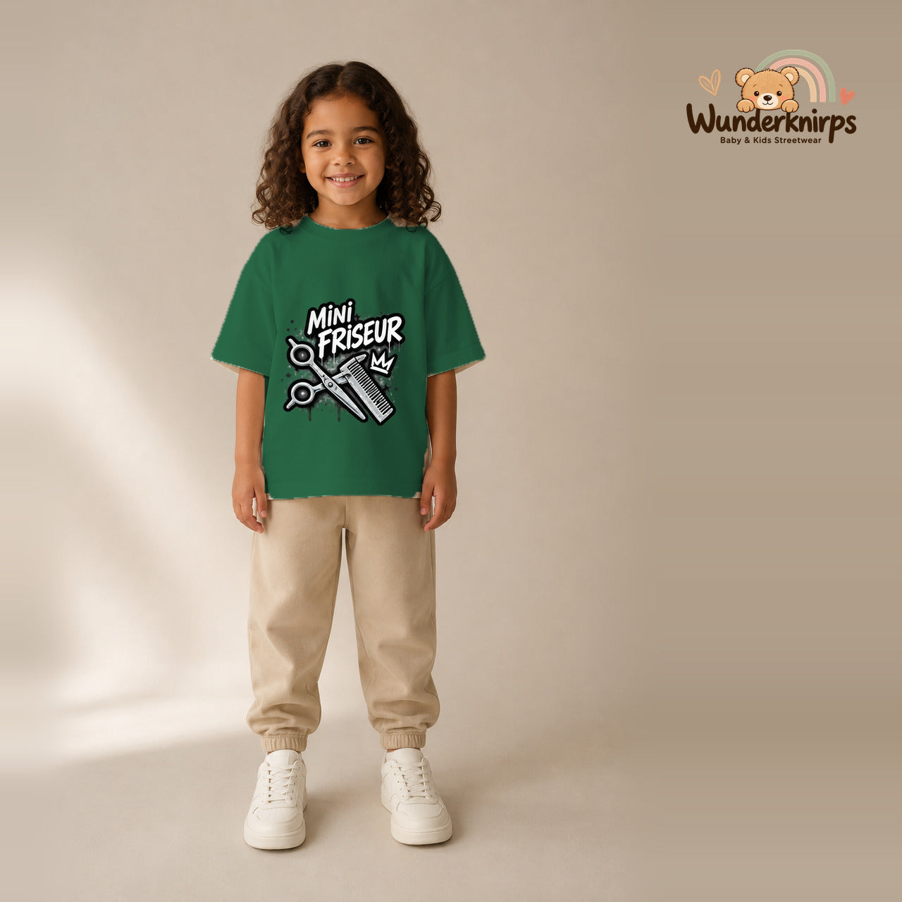 T-Shirt für Mädchen in Grün mit Motiv „Mini Friseur“, getragen von einem Kind – Wunderknirps.