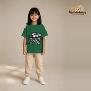 T-Shirt für Mädchen in Grün mit Motiv „Mini Friseur“, getragen von einem Kind – Wunderknirps.