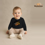 Babybody für Jungen in Schwarz mit Motiv „Mini Handwerker“, getragen von einem Kind – Wunderknirps.