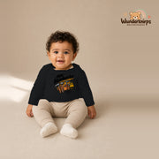 Babybody für Jungen in Schwarz mit Motiv „Mini Handwerker“, getragen von einem Kind – Wunderknirps.