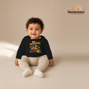 Babybody für Jungen in Schwarz mit Motiv „Mini Handwerker“, getragen von einem Kind – Wunderknirps.