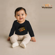 Babybody für Mädchen in Schwarz mit Motiv „Mini Handwerker“, getragen von einem Kind – Wunderknirps.
