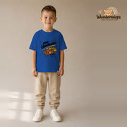 T-Shirt für Jungen in Blau mit Motiv „Mini Handwerker“, getragen von einem Kind – Wunderknirps.