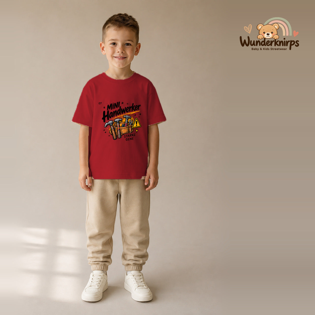 T-Shirt für Jungen in Rot mit Motiv „Mini Handwerker“, getragen von einem Kind – Wunderknirps.