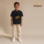T-Shirt für Jungen in Schwarz mit Motiv „Mini Handwerker“, getragen von einem Kind – Wunderknirps.