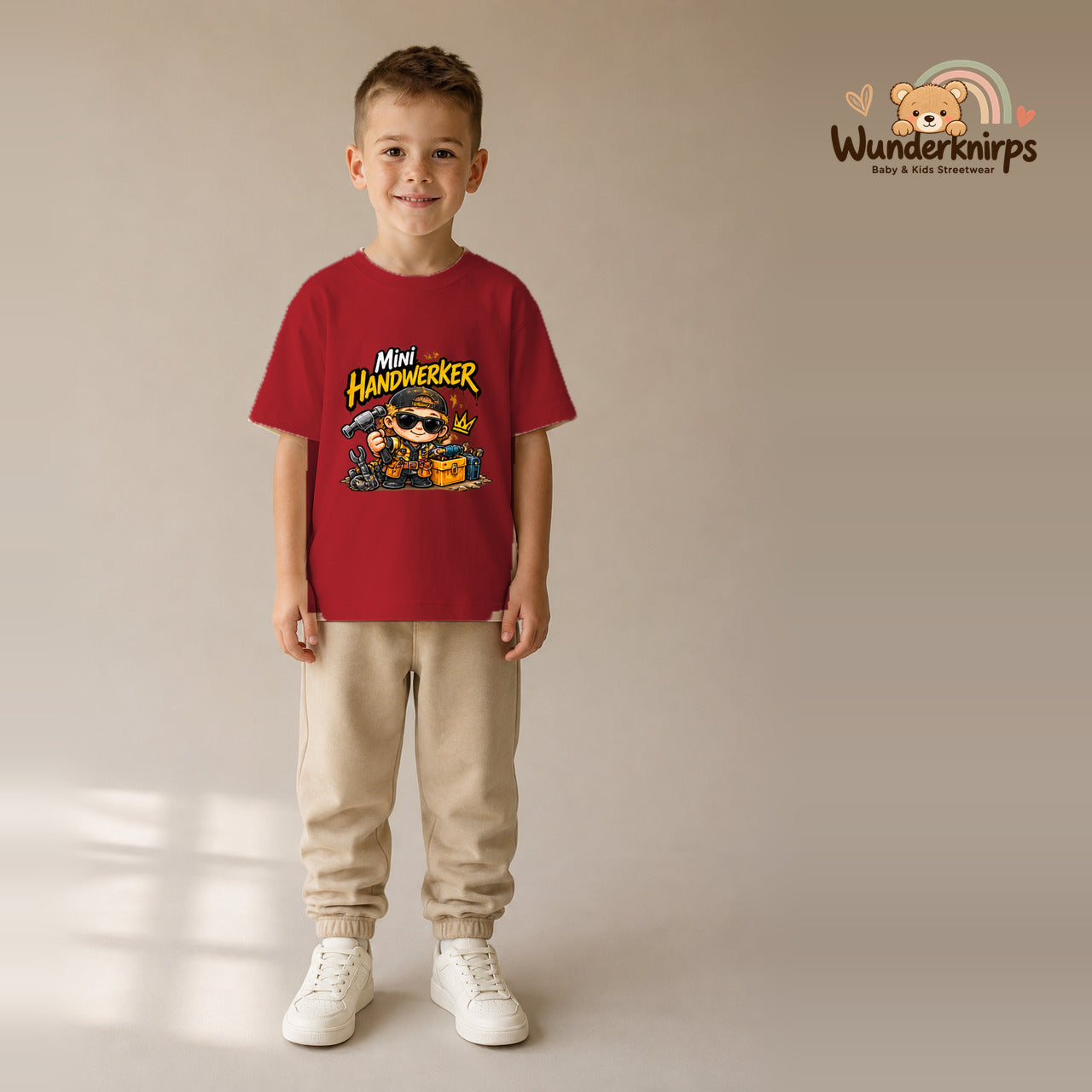 T-Shirt für Jungen in Rot mit Motiv „Mini Handwerker“, getragen von einem Kind – Wunderknirps.