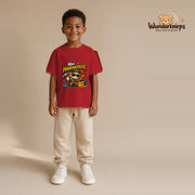 T-Shirt für Jungen in Rot mit Motiv „Mini Handwerker“, getragen von einem Kind – Wunderknirps.