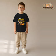 T-Shirt für Jungen in Schwarz mit Motiv „Mini Handwerker“, getragen von einem Kind – Wunderknirps.