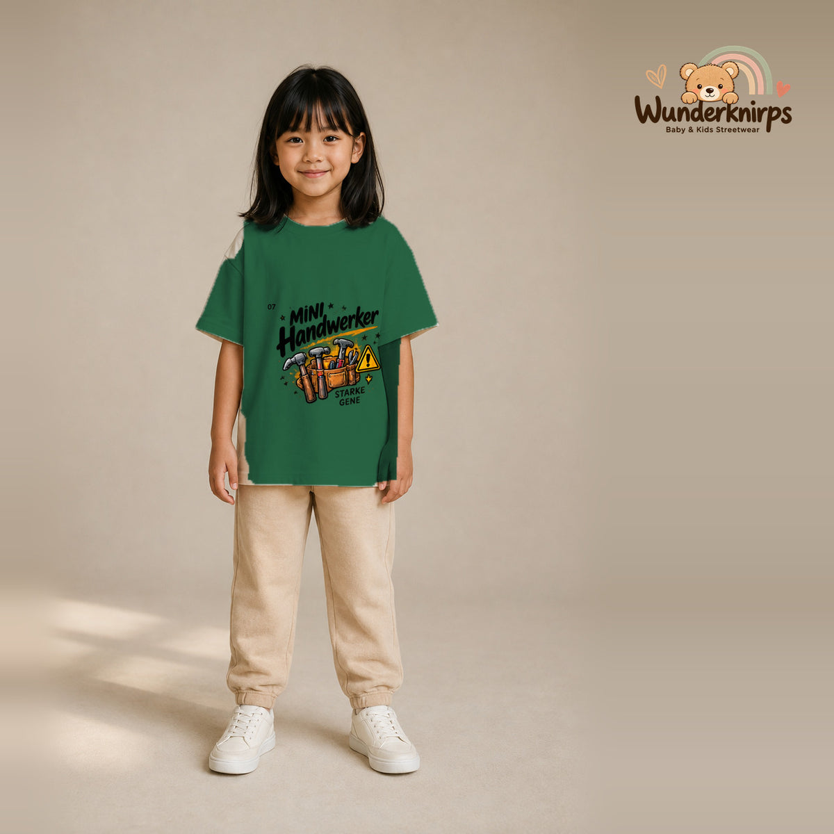 T-Shirt für Mädchen in Grün mit Motiv „Mini Handwerker“, getragen von einem Kind – Wunderknirps.