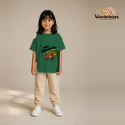 T-Shirt für Mädchen in Grün mit Motiv „Mini Handwerker“, getragen von einem Kind – Wunderknirps.