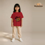 T-Shirt für Mädchen in Rot mit Motiv „Mini Handwerker“, getragen von einem Kind – Wunderknirps.