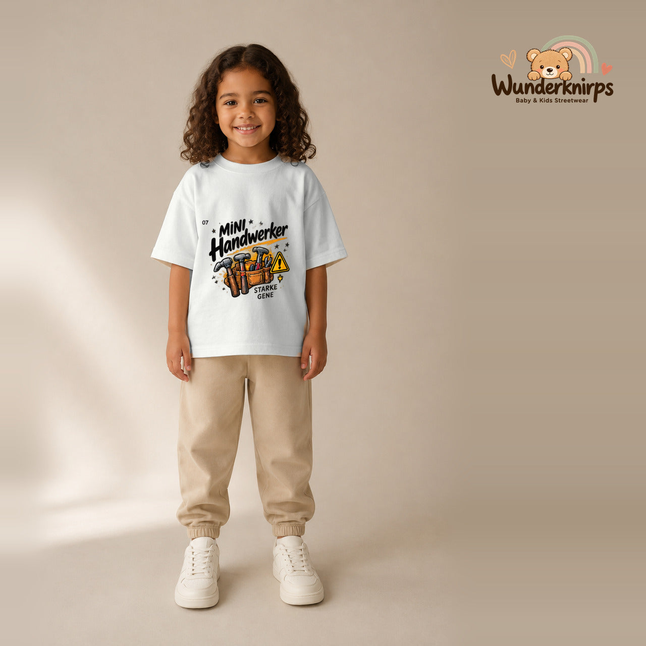 T-Shirt für Mädchen in Weiß mit Motiv „Mini Handwerker“, getragen von einem Kind – Wunderknirps.