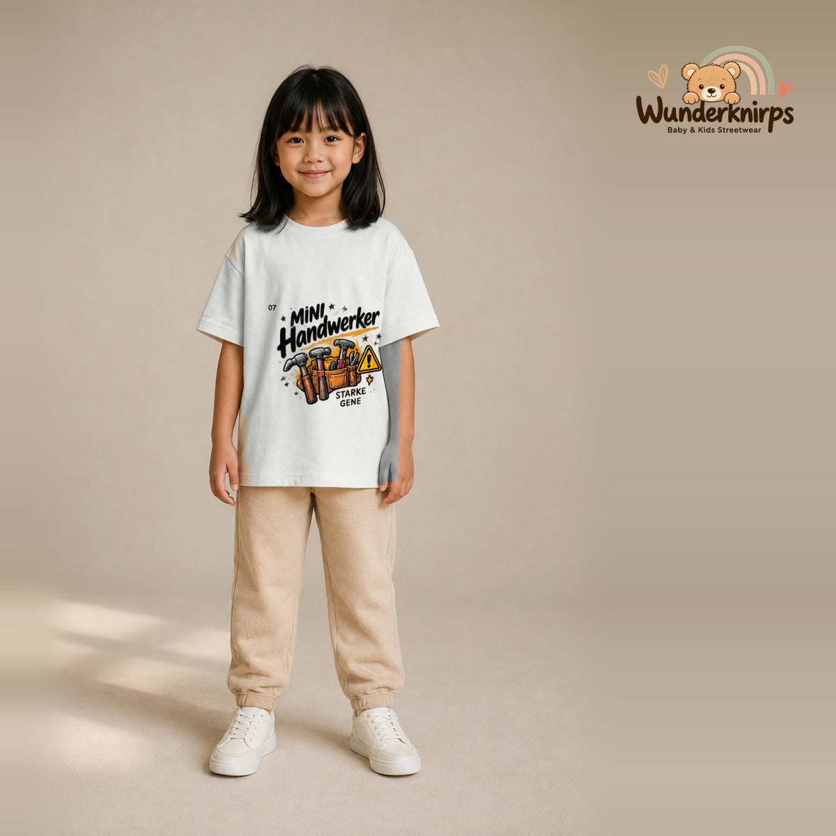 T-Shirt für Mädchen in Weiß mit Motiv „Mini Handwerker“, getragen von einem Kind – Wunderknirps.
