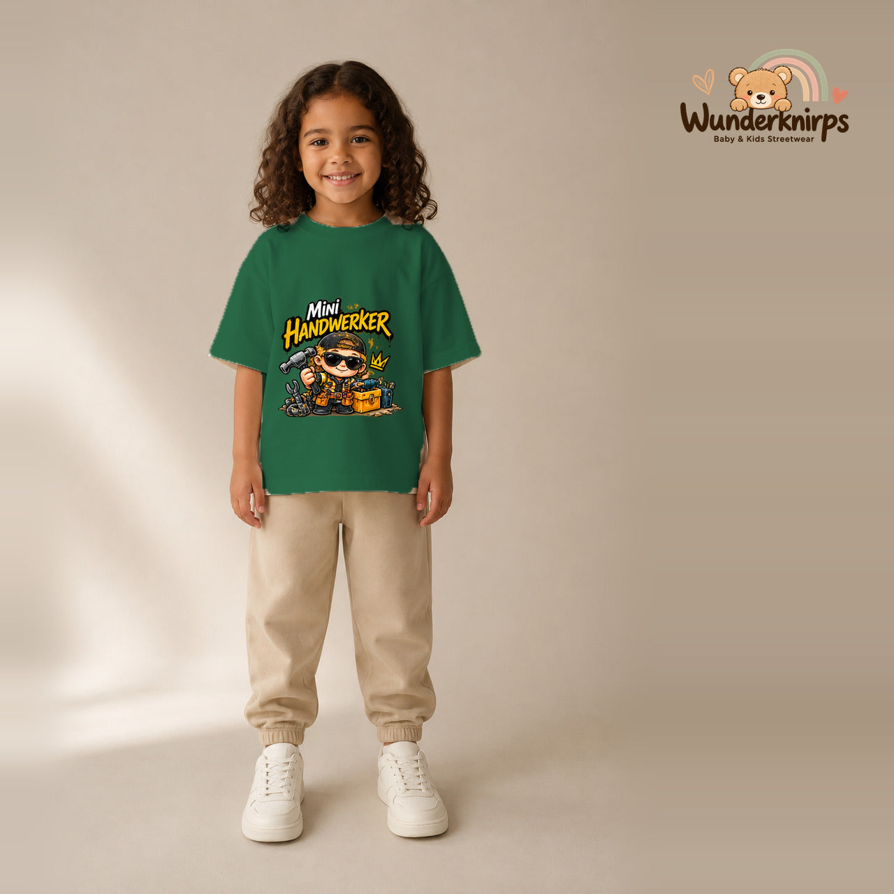T-Shirt für Mädchen in Grün mit Motiv „Mini Handwerker“, getragen von einem Kind – Wunderknirps.