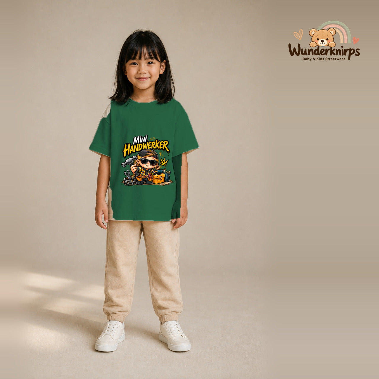 T-Shirt für Mädchen in Grün mit Motiv „Mini Handwerker“, getragen von einem Kind – Wunderknirps.