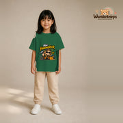 T-Shirt für Mädchen in Grün mit Motiv „Mini Handwerker“, getragen von einem Kind – Wunderknirps.