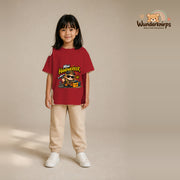T-Shirt für Mädchen in Rot mit Motiv „Mini Handwerker“, getragen von einem Kind – Wunderknirps.
