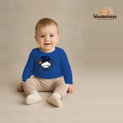 Babybody für Jungen in Blau mit Motiv „Mini Koch“, getragen von einem Kind – Wunderknirps.