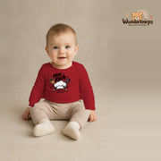 Babybody für Jungen in Rot mit Motiv „Mini Koch“, getragen von einem Kind – Wunderknirps.