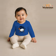 Babybody für Mädchen in Blau mit Motiv „Mini Koch“, getragen von einem Kind – Wunderknirps.