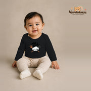 Babybody für Mädchen in Schwarz mit Motiv „Mini Koch“, getragen von einem Kind – Wunderknirps.