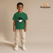 T-Shirt für Jungen in Grün mit Motiv „Mini Koch“, getragen von einem Kind – Wunderknirps.