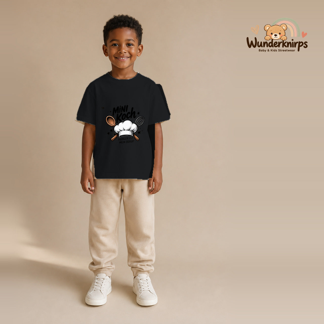 T-Shirt für Jungen in Schwarz mit Motiv „Mini Koch“, getragen von einem Kind – Wunderknirps.
