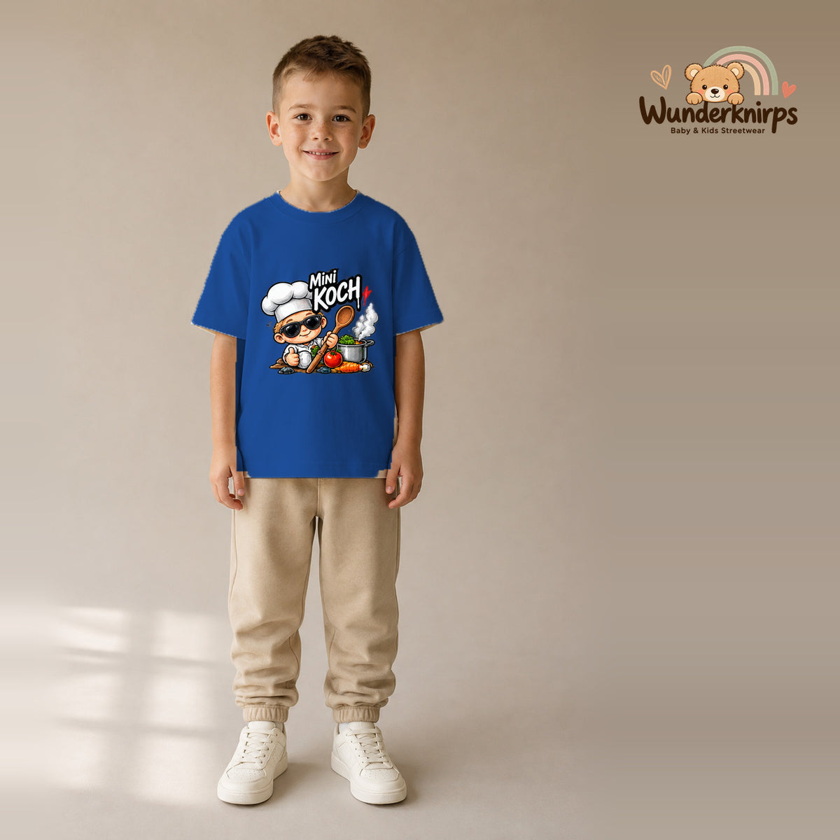 T-Shirt für Jungen in Blau mit Motiv „Mini Koch“, getragen von einem Kind – Wunderknirps.
